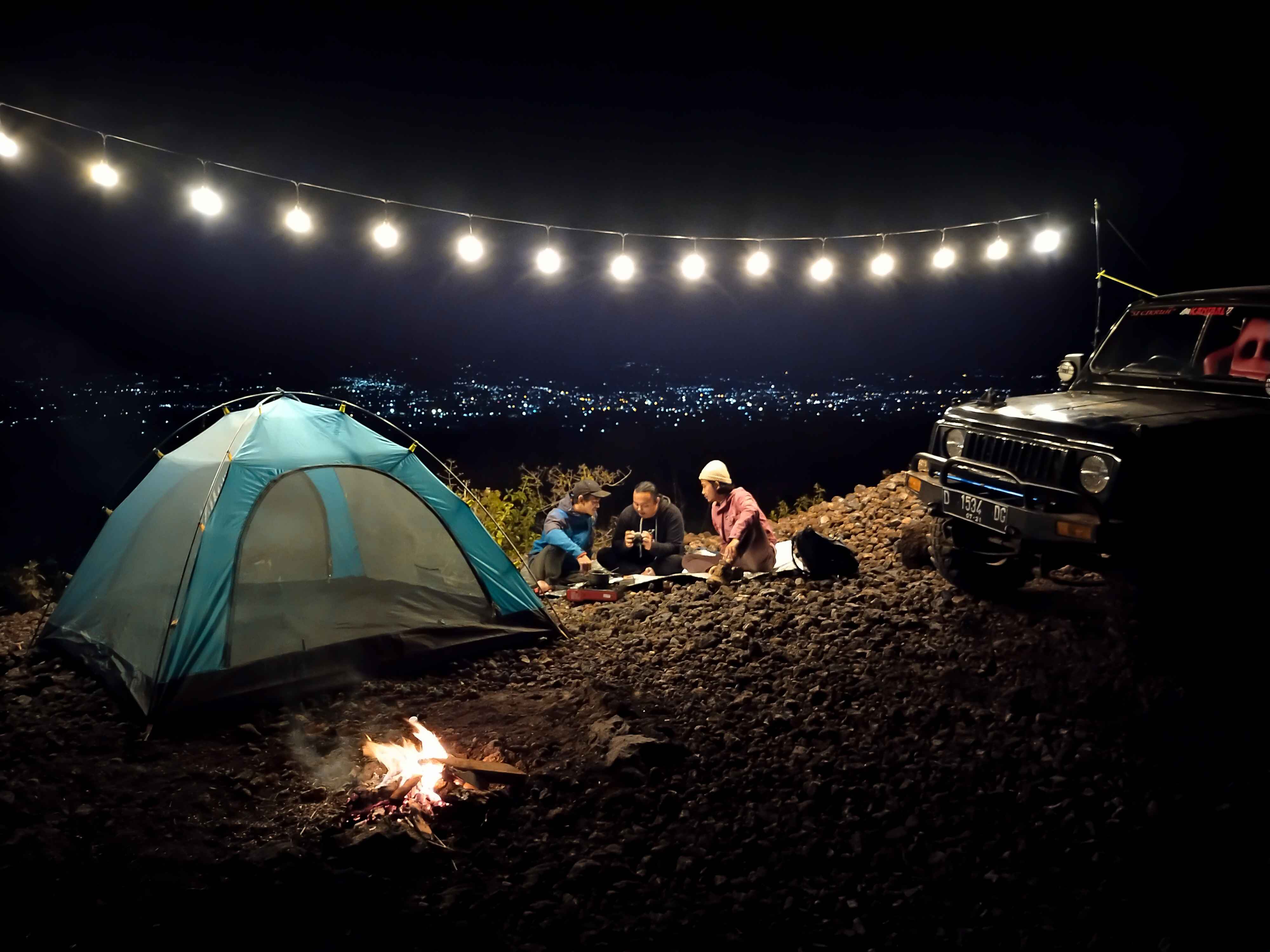 Night camp. Кемпинг ночью. Палаточный лагерь вечер. Гирлянда для палаточного лагеря. Свет в мобильной фотографии.